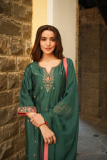 Load image into Gallery viewer, AAROHA GREEN SUIT SET