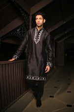 Load image into Gallery viewer, Shilaan Black Kurta Set