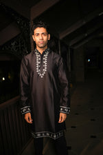 Load image into Gallery viewer, Shilaan Black Kurta Set